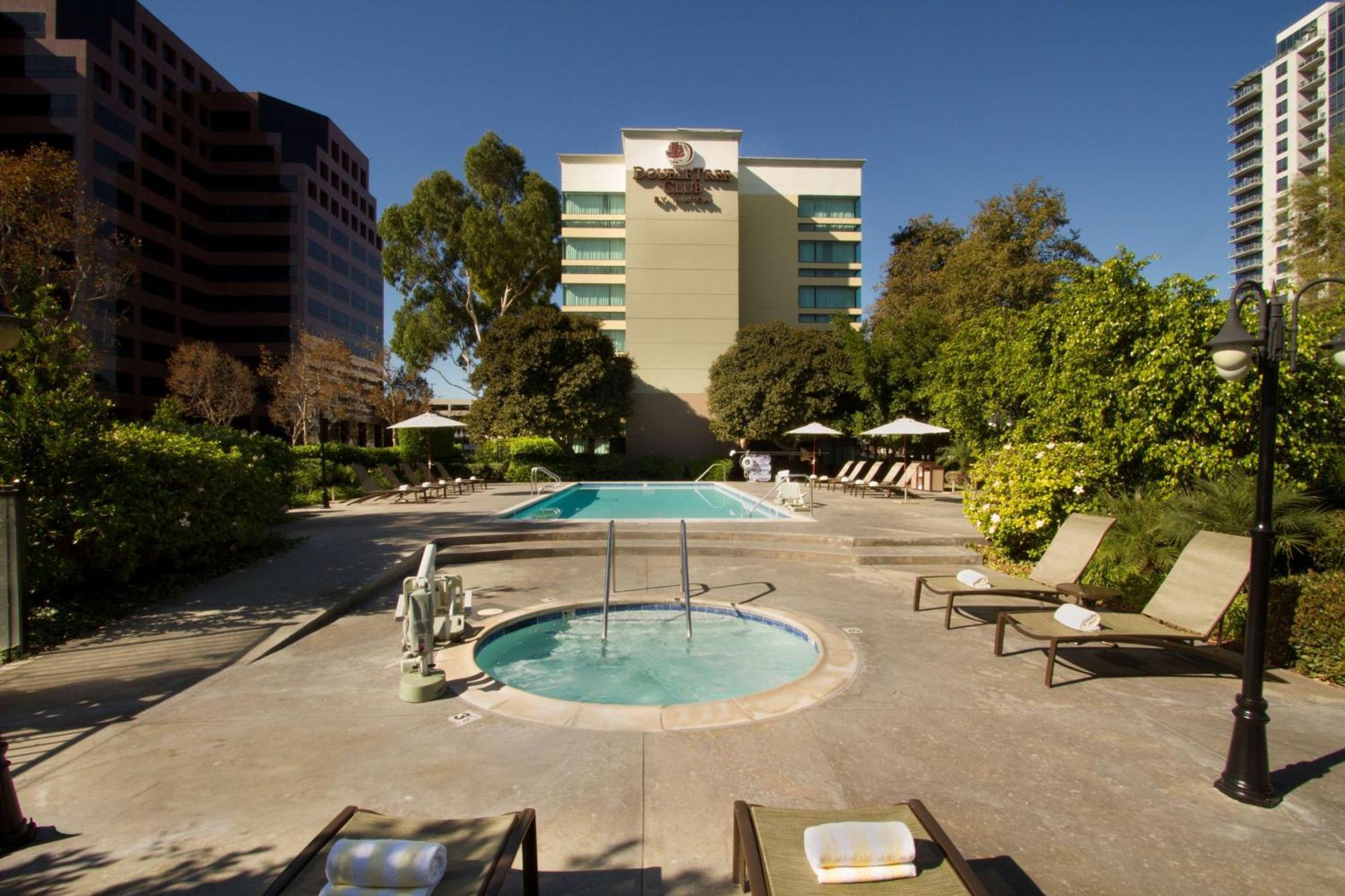 Отель Doubletree By Hilton Orange County Airport Санта-Ана Экстерьер фото